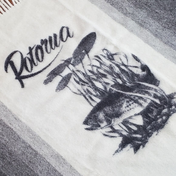 Rusk & Finch Wool Lap Knee Salmon Rotorua New Zealand Blanket Throw - Picture 2 of 7